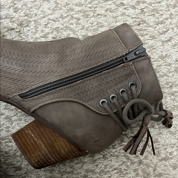 Roxy Devon Taupe Brown Textured Stacked Heel Ankle Booties - Size 9 - Picture 5 of 16